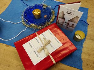 Das rote Paket in der Adventszeit