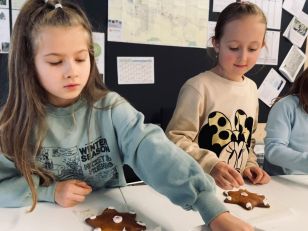 In der Weihnachtsbäckerei 1./2. Klasse