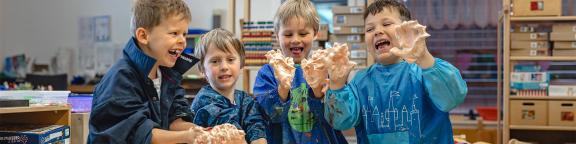 Fröhliche Kindergartenkinder am Basteln