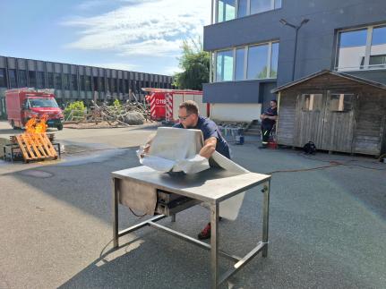 Praxisnahes Training zur Brandbekämpfung